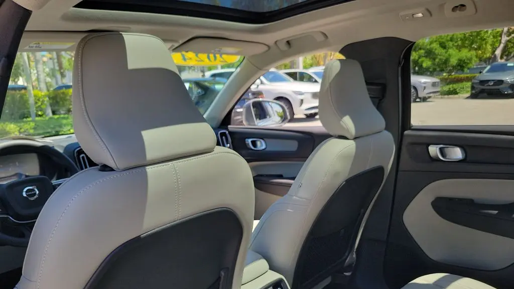 2024 Volvo XC40 B5 Plus Bright Theme