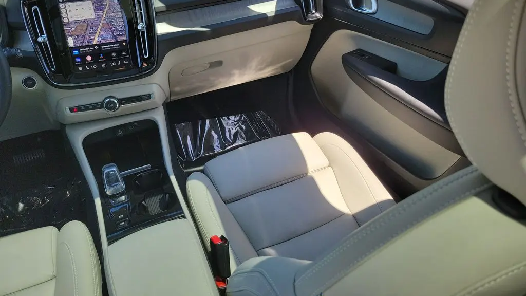 2024 Volvo XC40 B5 Plus Bright Theme