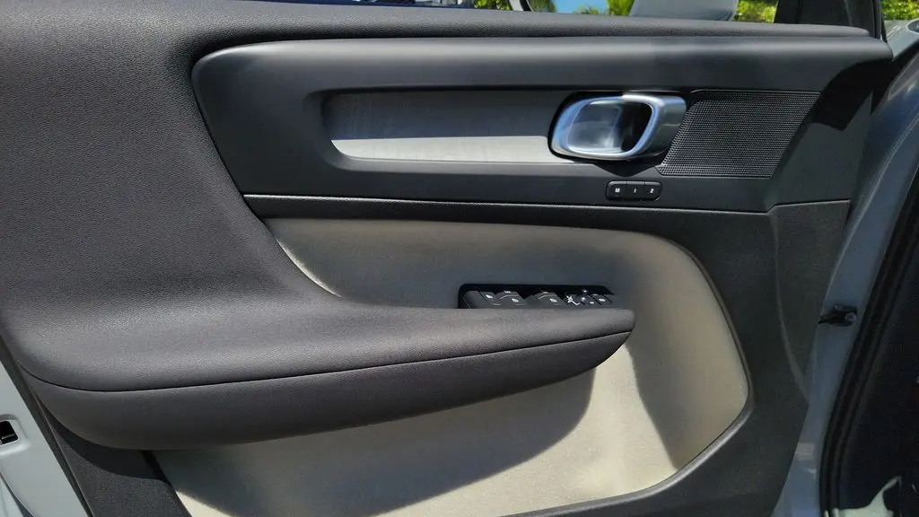 2024 Volvo XC40 B5 Plus Bright Theme