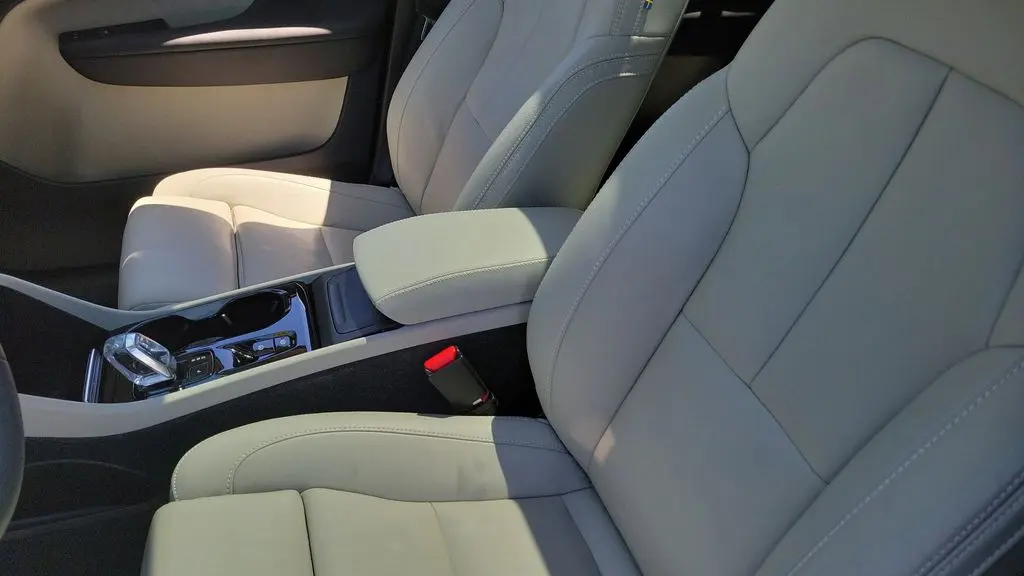 2024 Volvo XC40 B5 Plus Bright Theme