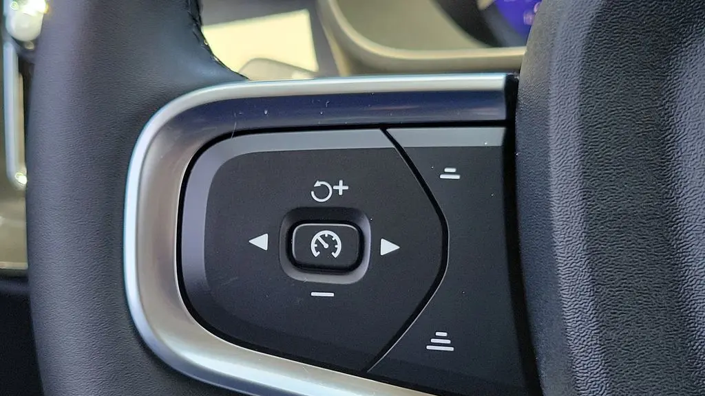 2024 Volvo XC40 B5 Plus Bright Theme