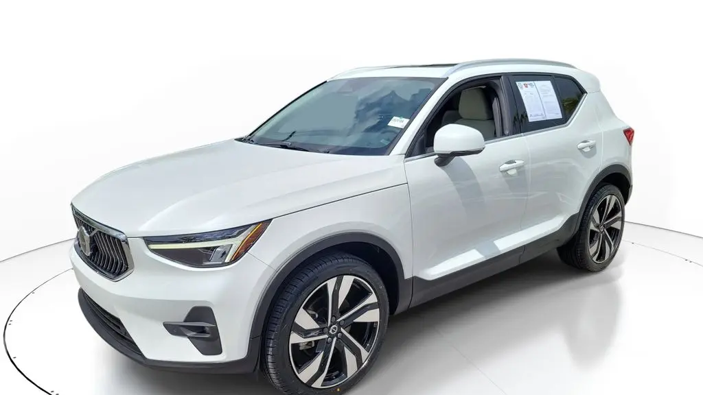 2023 Volvo XC40 B5 Plus Bright Theme