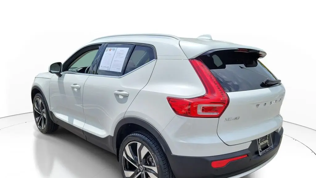 2023 Volvo XC40 B5 Plus Bright Theme