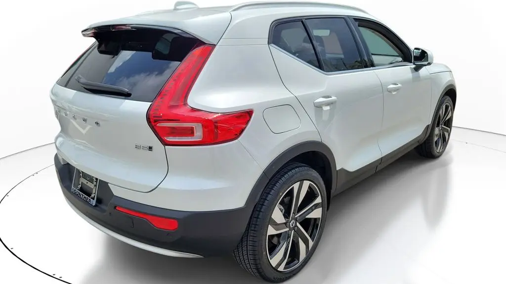 2023 Volvo XC40 B5 Plus Bright Theme