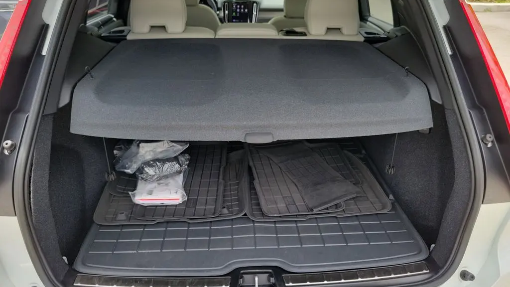 2023 Volvo XC40 B5 Plus Bright Theme