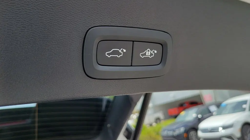 2023 Volvo XC40 B5 Plus Bright Theme