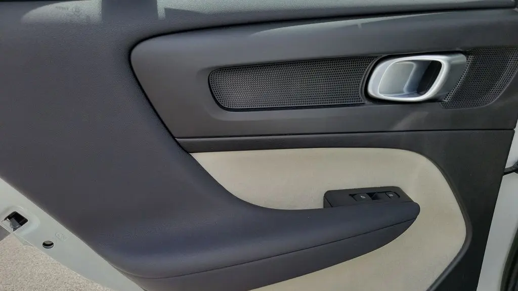 2023 Volvo XC40 B5 Plus Bright Theme