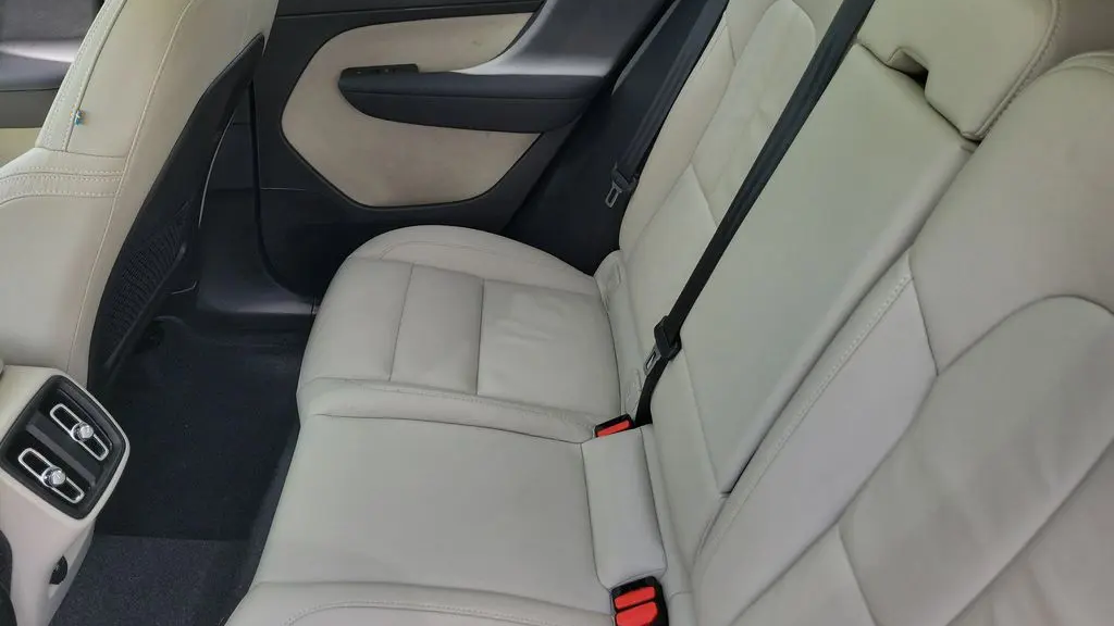 2023 Volvo XC40 B5 Plus Bright Theme