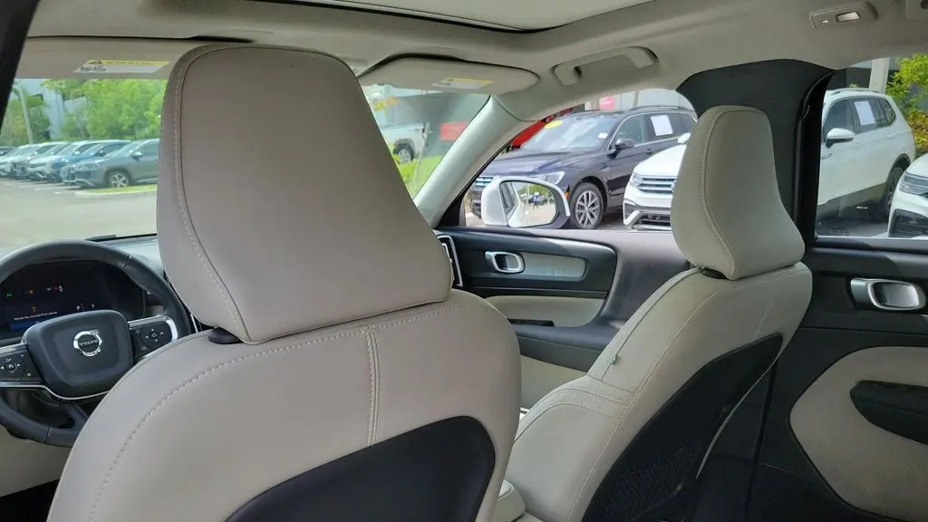 2023 Volvo XC40 B5 Plus Bright Theme