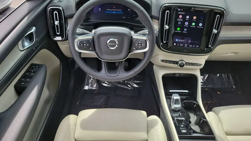 2023 Volvo XC40 B5 Plus Bright Theme
