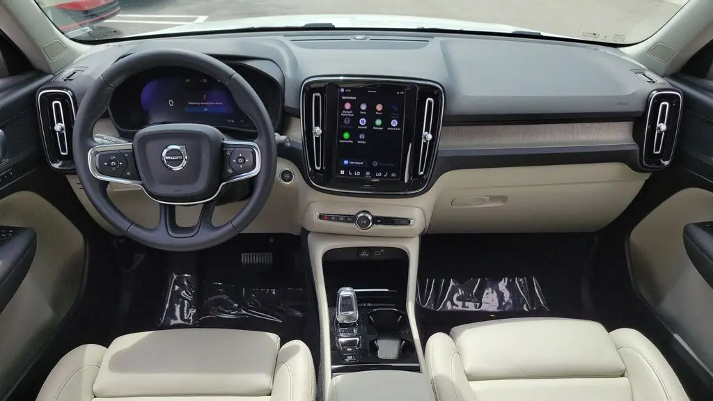 2023 Volvo XC40 B5 Plus Bright Theme