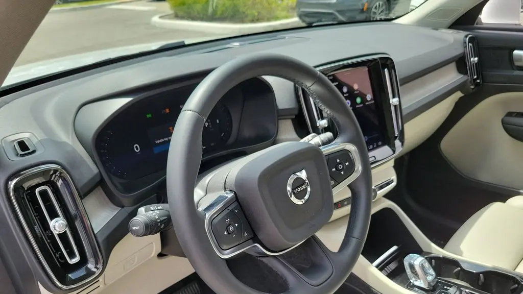 2023 Volvo XC40 B5 Plus Bright Theme