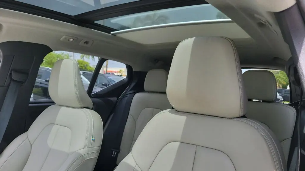 2023 Volvo XC40 B5 Plus Bright Theme