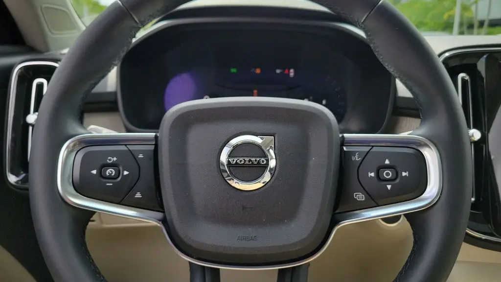 2023 Volvo XC40 B5 Plus Bright Theme