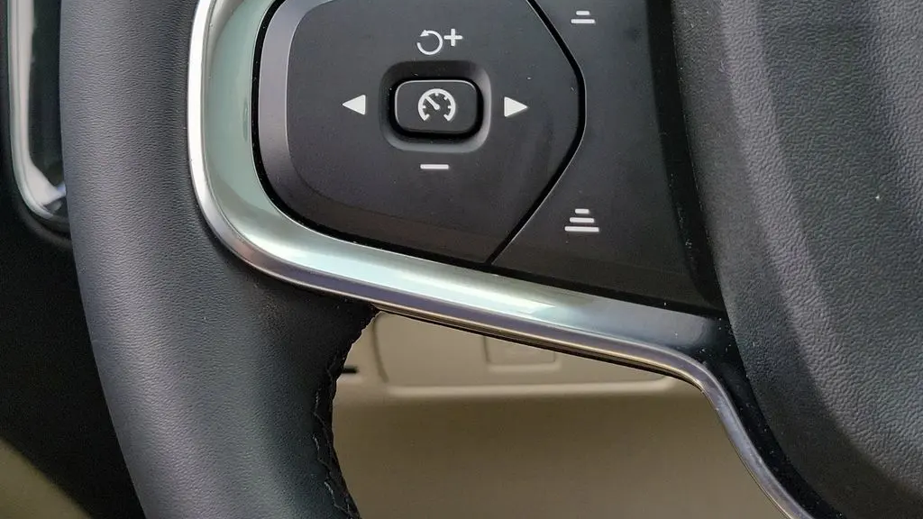 2023 Volvo XC40 B5 Plus Bright Theme