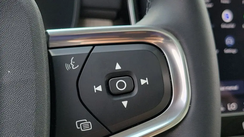 2023 Volvo XC40 B5 Plus Bright Theme
