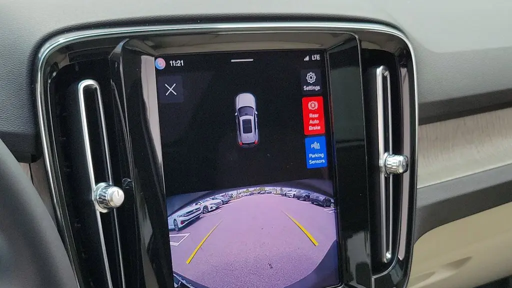 2023 Volvo XC40 B5 Plus Bright Theme