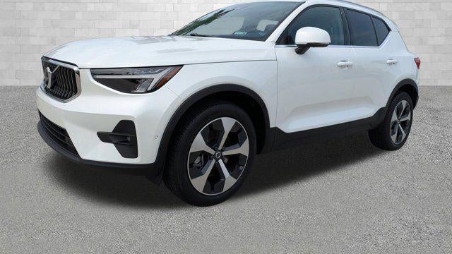 2025 Volvo XC40 B5 Plus Bright Theme