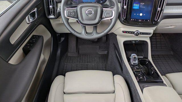 2025 Volvo XC40 B5 Plus Bright Theme