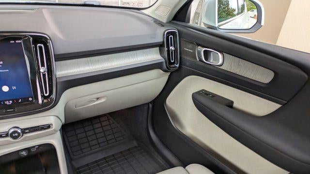 2025 Volvo XC40 B5 Plus Bright Theme