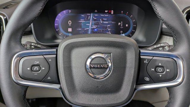 2025 Volvo XC40 B5 Plus Bright Theme