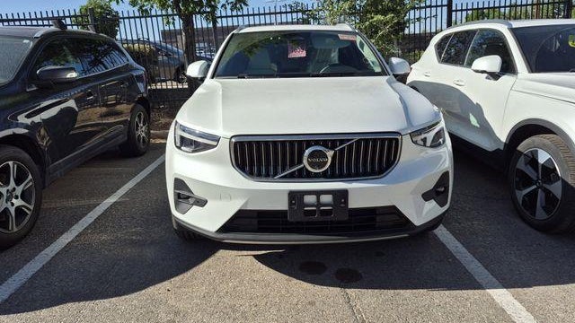 2025 Volvo XC40 B5 Plus Bright Theme