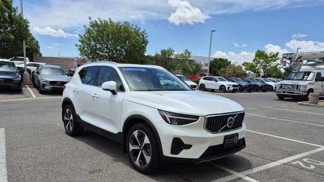 2025 Volvo XC40 B5 Plus Bright Theme