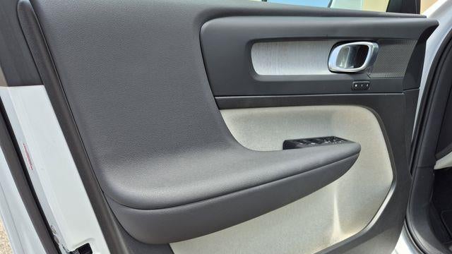 2025 Volvo XC40 B5 Plus Bright Theme