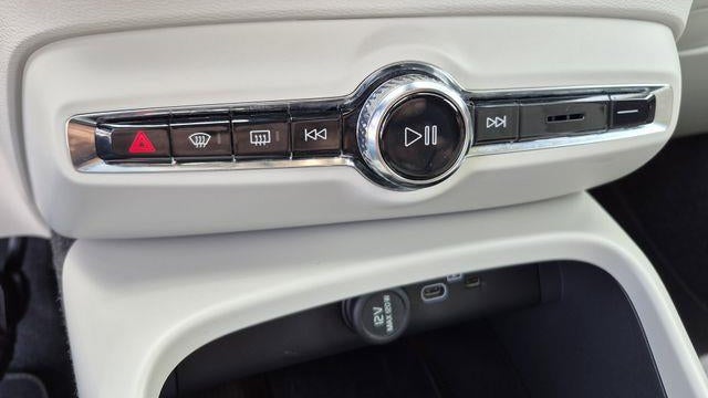 2025 Volvo XC40 B5 Plus Bright Theme