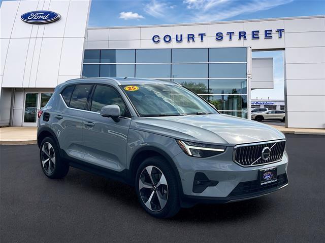 2025 Volvo XC40 - $32,910