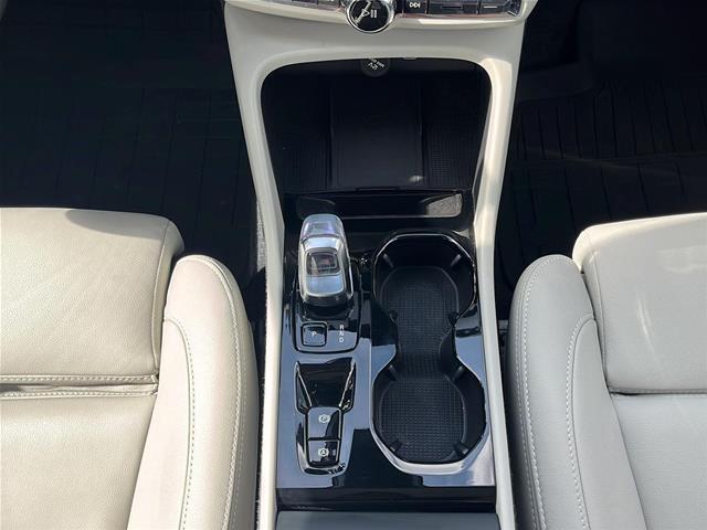 2025 Volvo XC40 - $32,910
