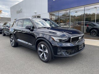 2025 Volvo XC40 with Onyx Black Metallic Exterior