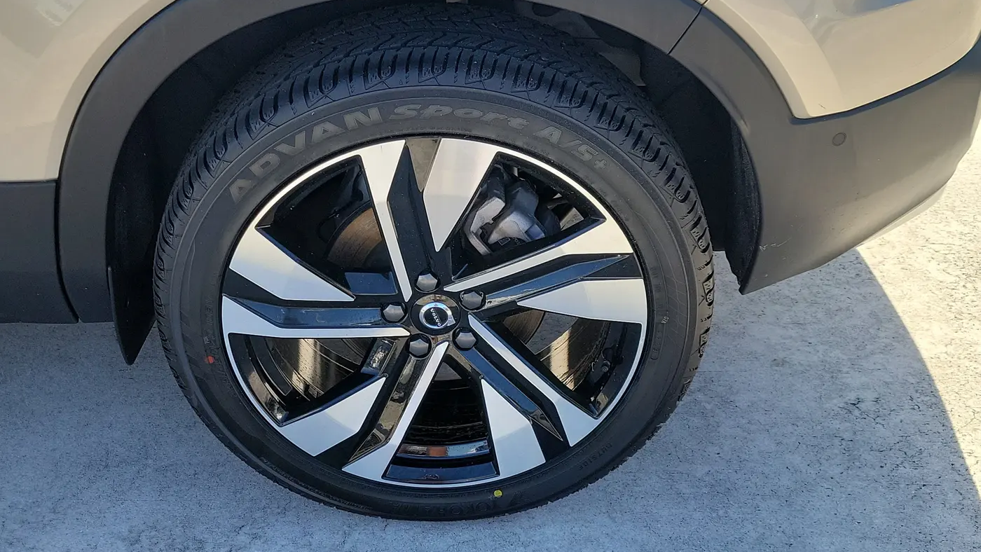 2024 Volvo XC40 B5 Plus Bright Theme