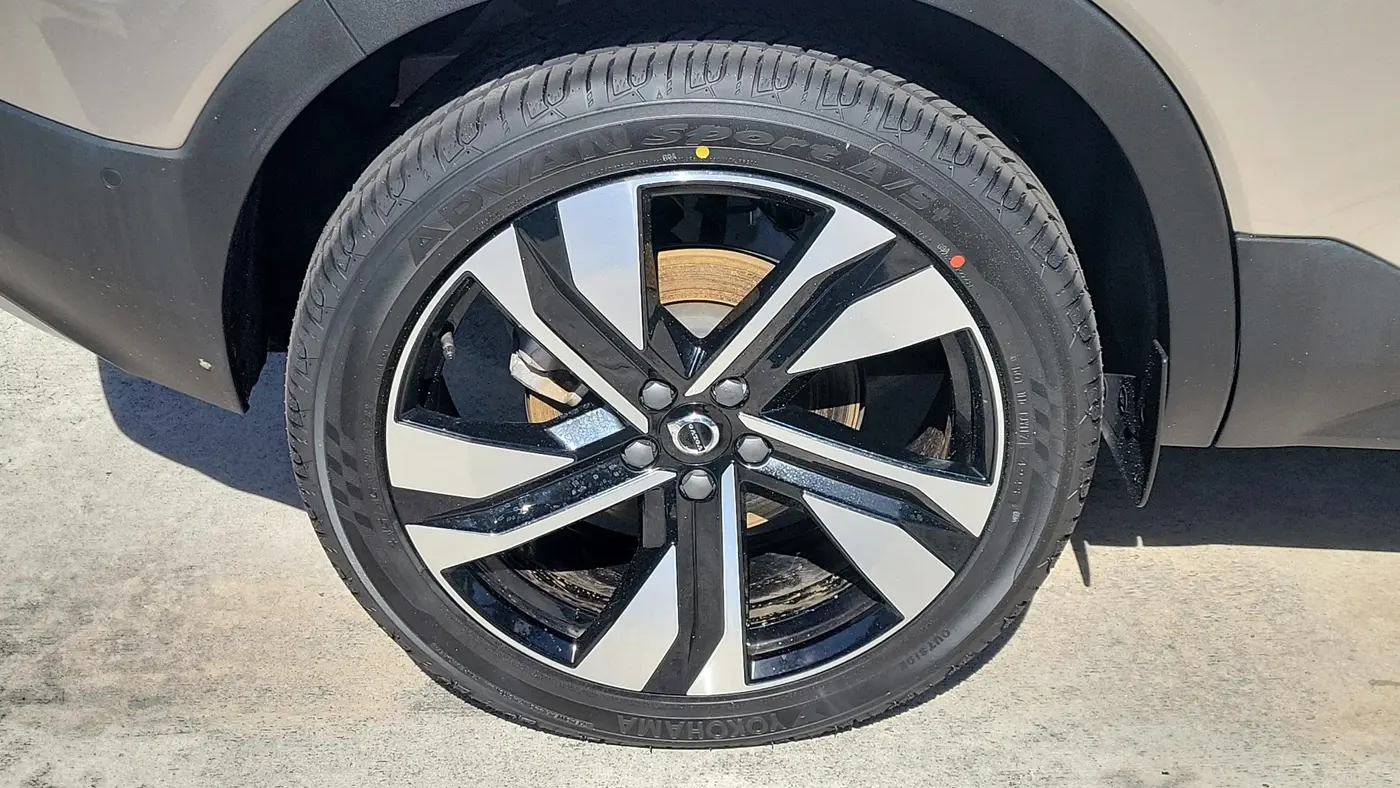 2024 Volvo XC40 B5 Plus Bright Theme
