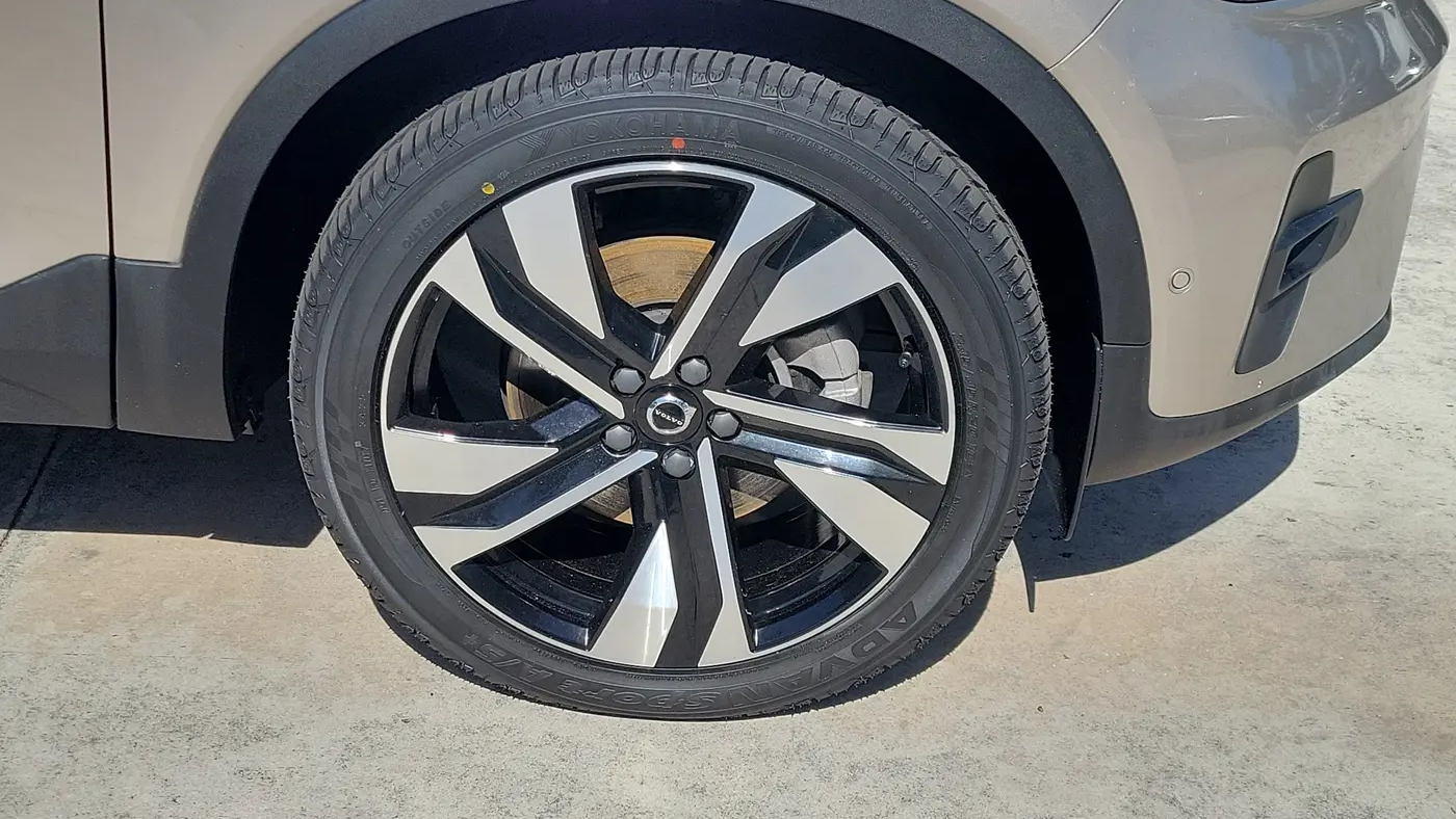 2024 Volvo XC40 B5 Plus Bright Theme