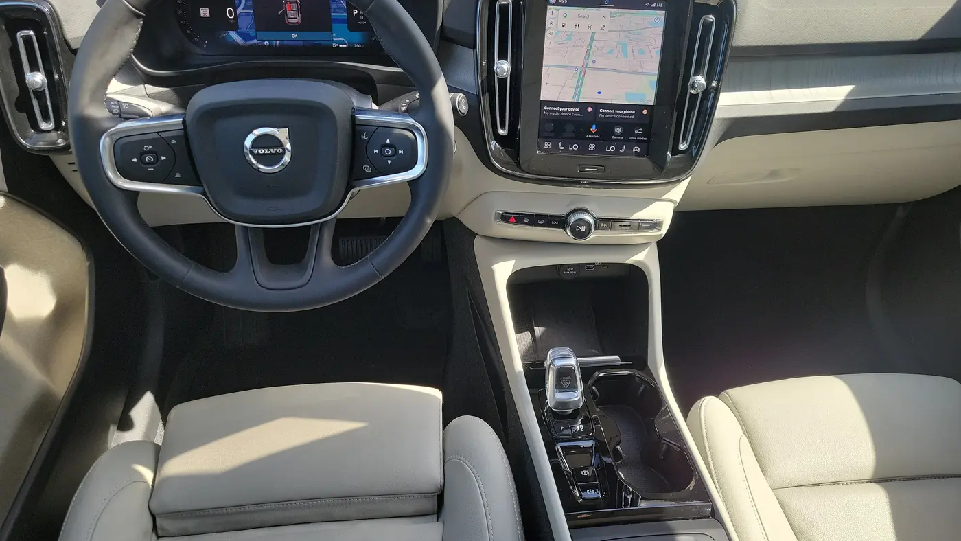 2024 Volvo XC40 B5 Plus Bright Theme