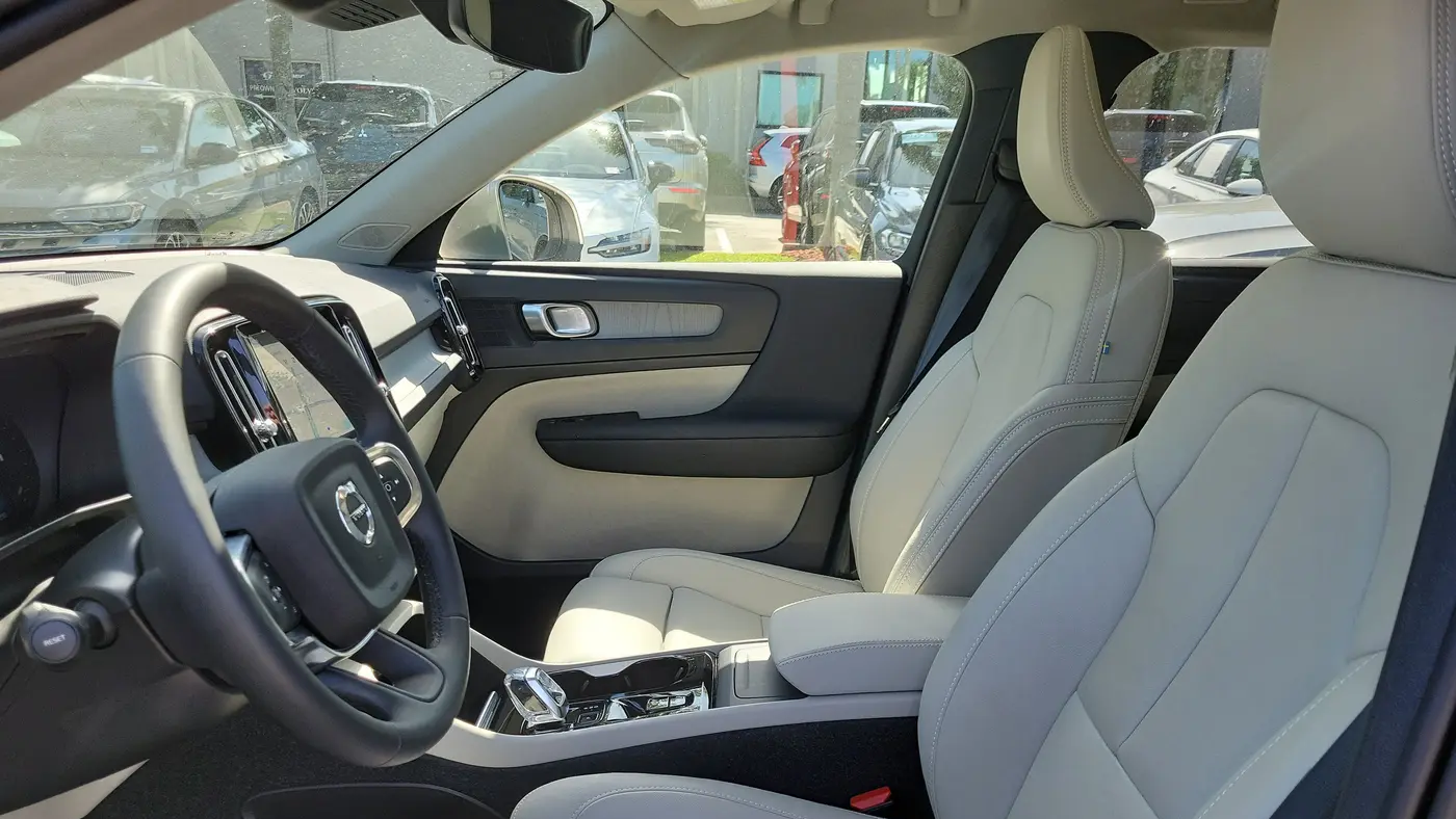 2024 Volvo XC40 B5 Plus Bright Theme