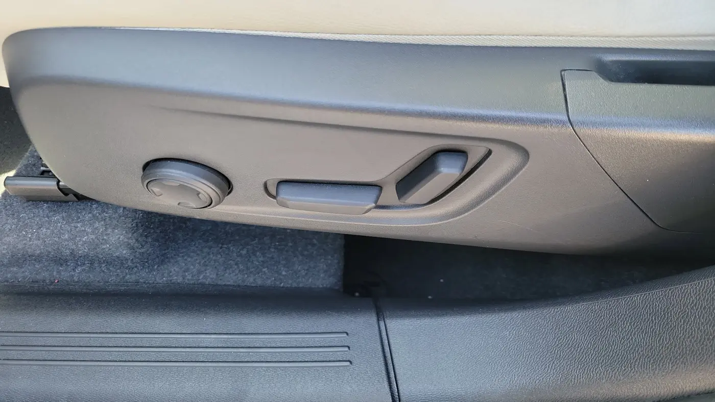 2024 Volvo XC40 B5 Plus Bright Theme