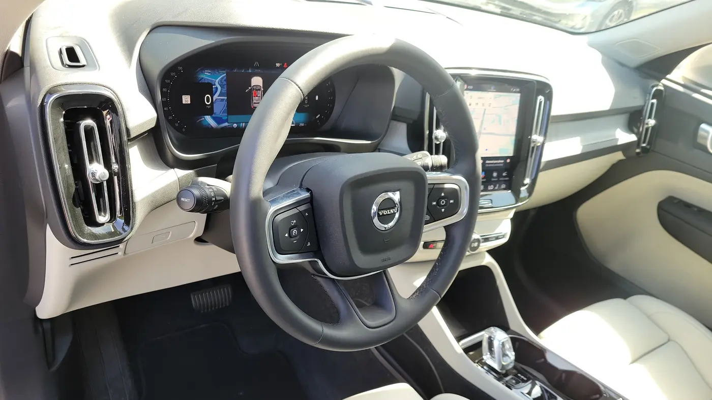 2024 Volvo XC40 B5 Plus Bright Theme