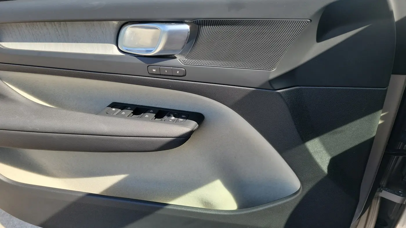 2024 Volvo XC40 B5 Plus Bright Theme