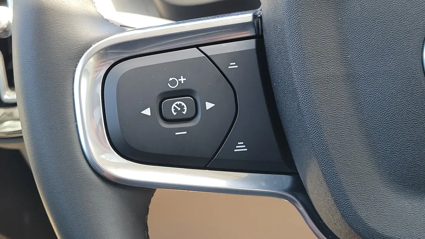 2024 Volvo XC40 B5 Plus Bright Theme