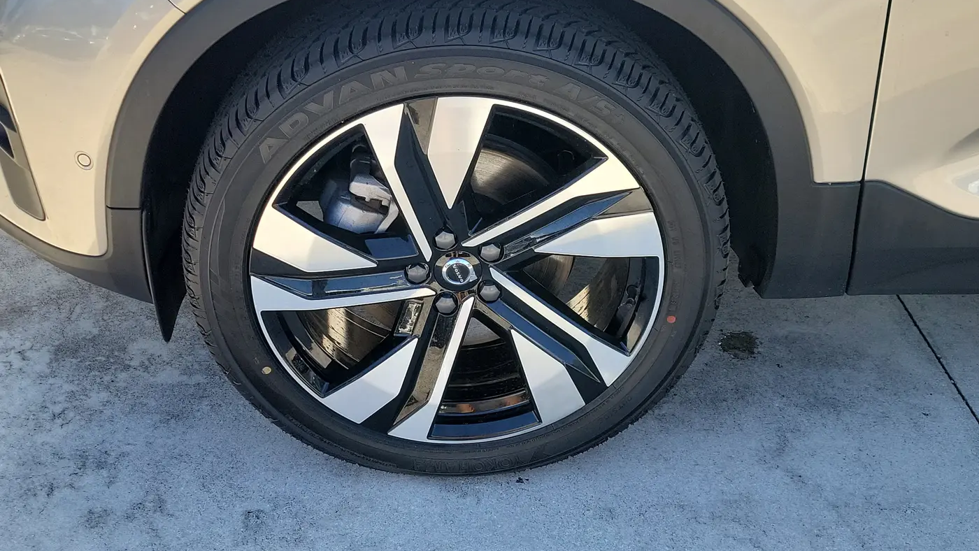 2024 Volvo XC40 B5 Plus Bright Theme
