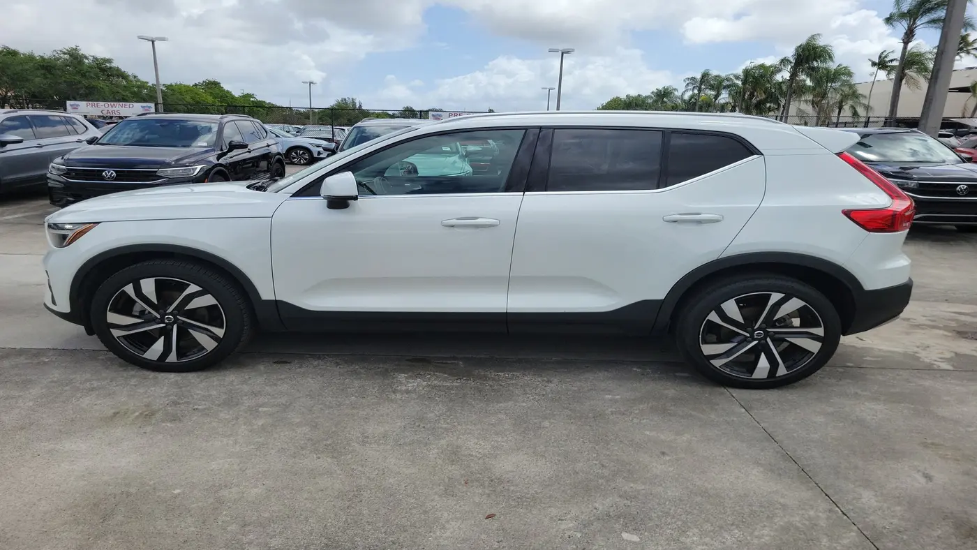 2023 Volvo XC40 B5 Plus Bright Theme