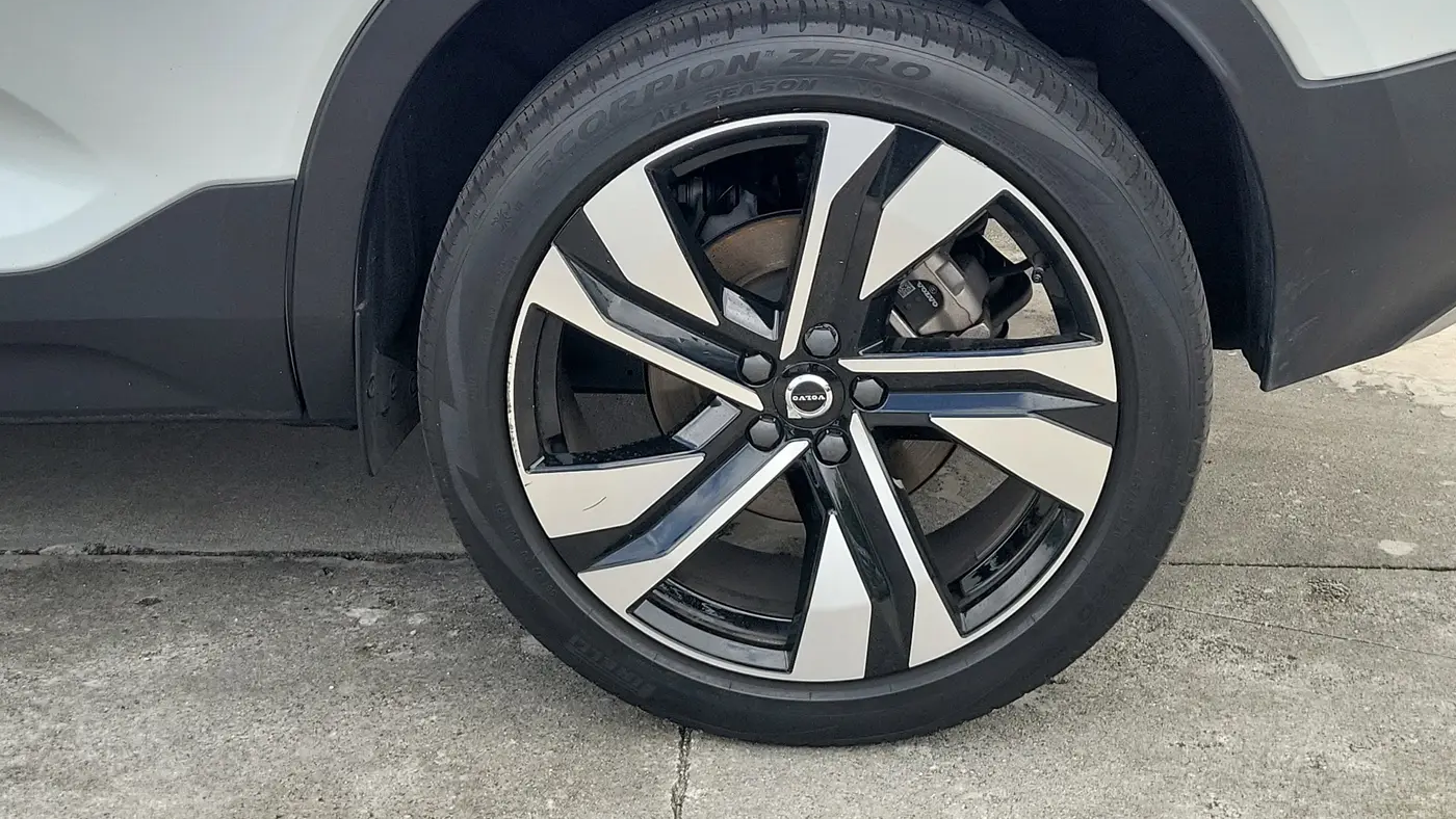 2023 Volvo XC40 B5 Plus Bright Theme