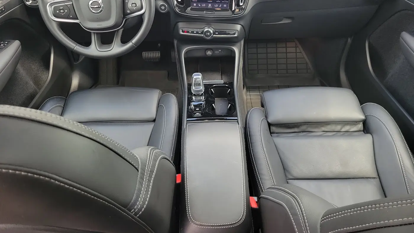 2023 Volvo XC40 B5 Plus Bright Theme