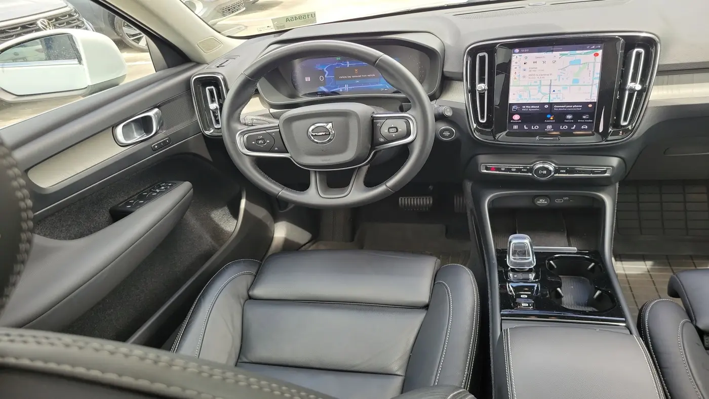 2023 Volvo XC40 B5 Plus Bright Theme