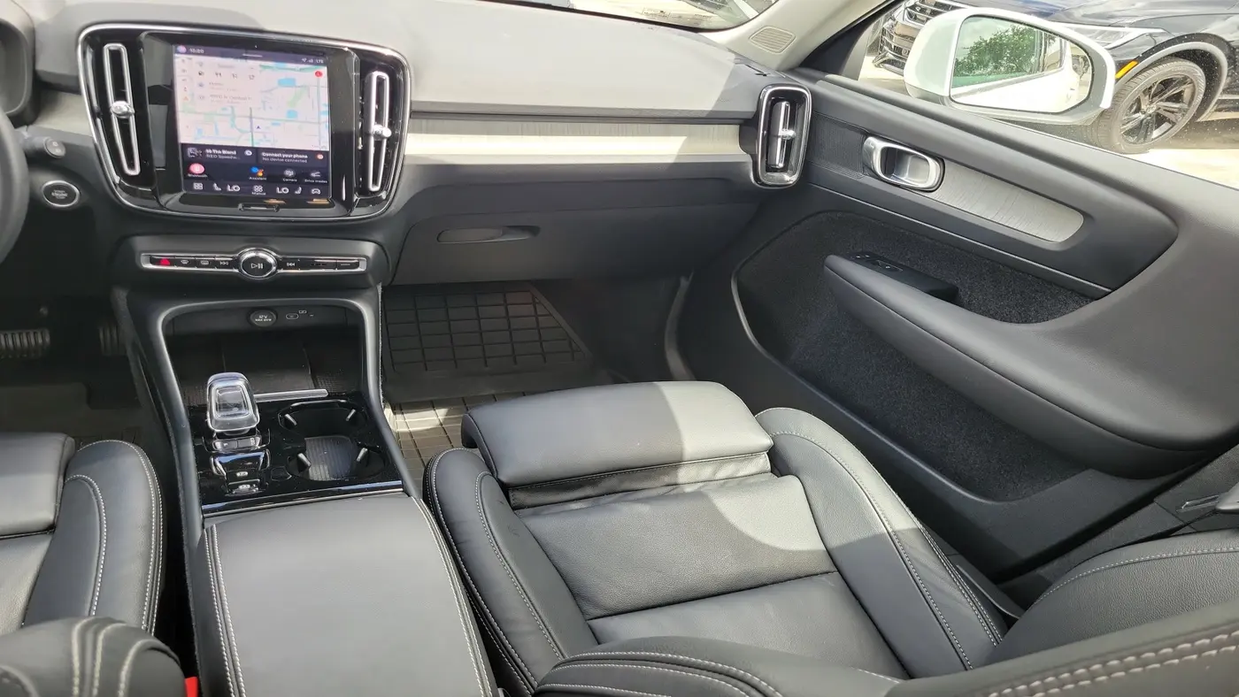 2023 Volvo XC40 B5 Plus Bright Theme