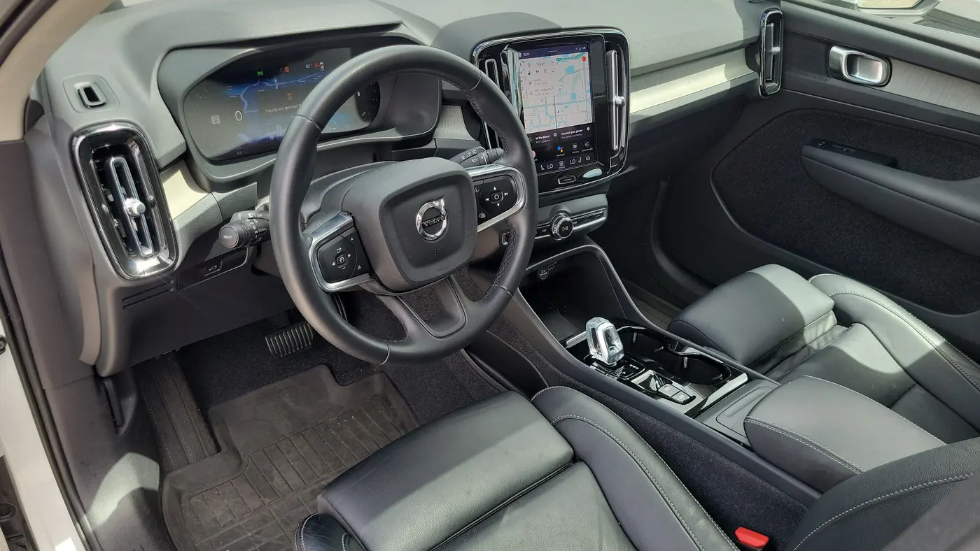 2023 Volvo XC40 B5 Plus Bright Theme
