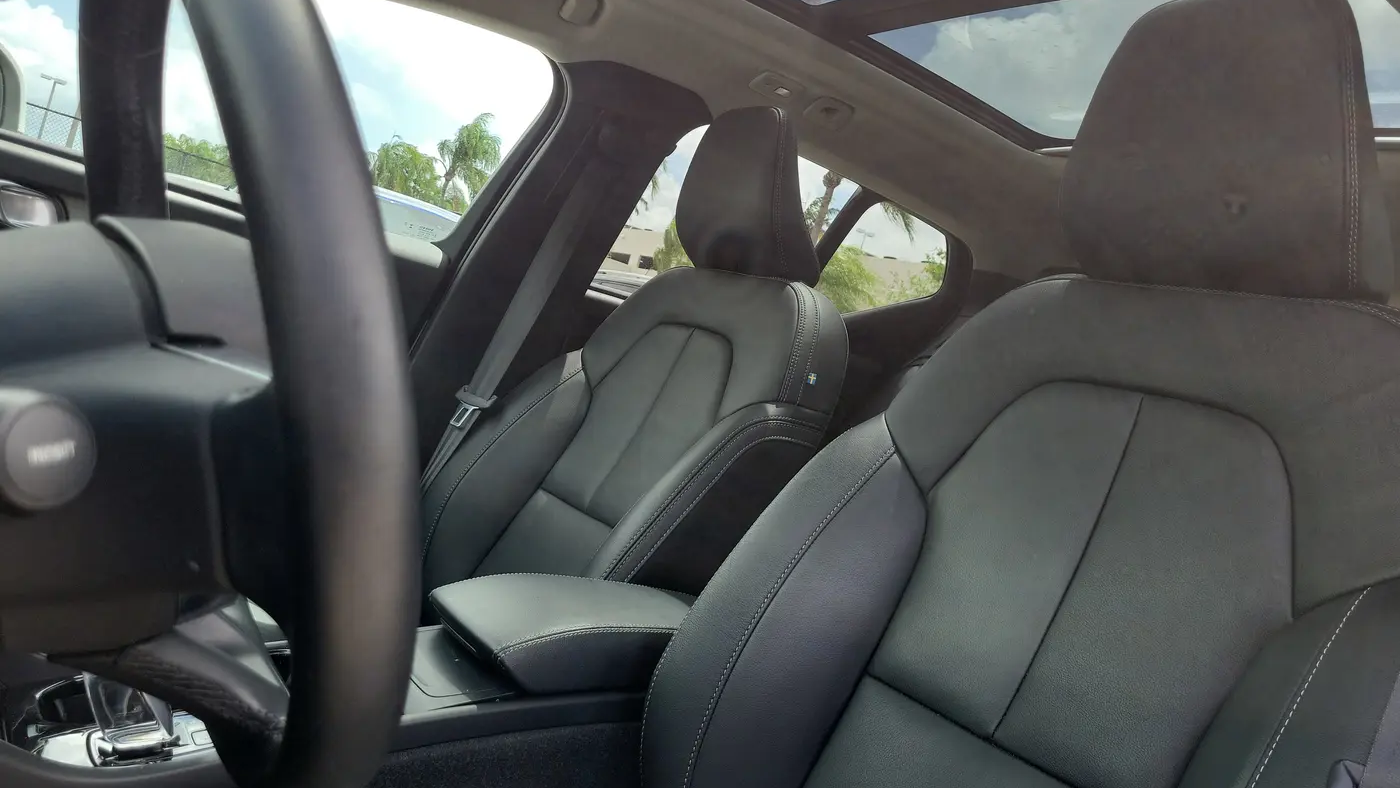 2023 Volvo XC40 B5 Plus Bright Theme
