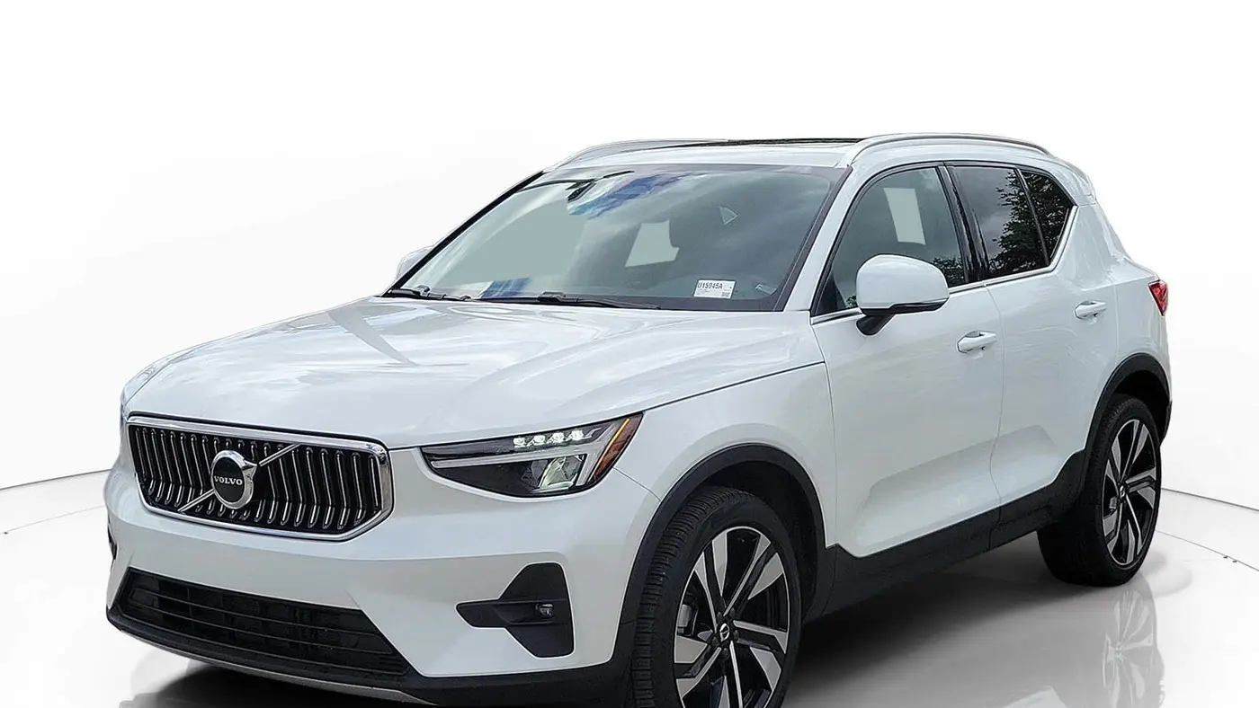 2023 Volvo XC40 B5 Plus Bright Theme